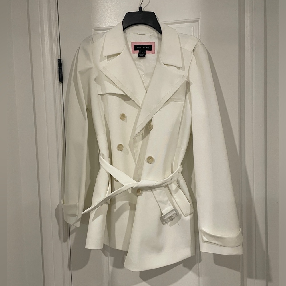Beautiful white trench coat raincoat, double breasted “pink tartan brand” size 8